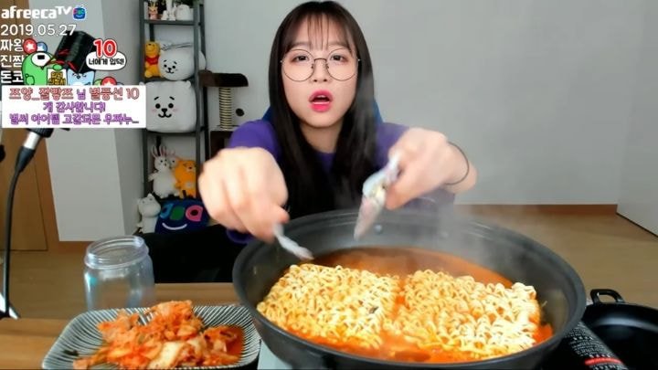 라면 한번에 18개먹는 쯔양.jpg | 인스티즈