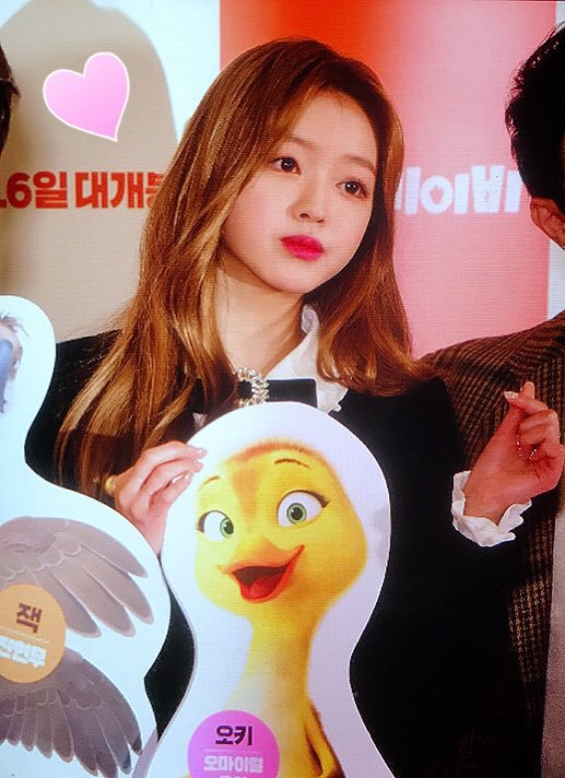 앞머리 까고다니는 오마이걸 유아 구스베이비 시사회.jpg | 인스티즈