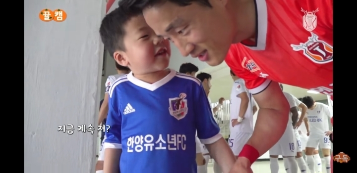 제주유나이티드 김호남 당황시키는 어린이 | 인스티즈