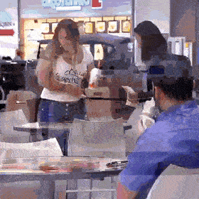 뚫어져라 쳐다보는 남자 . gif | 인스티즈