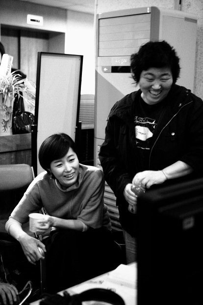 자신의 연기 모니터링하는 배우들 실제 모습JPGIF | 인스티즈