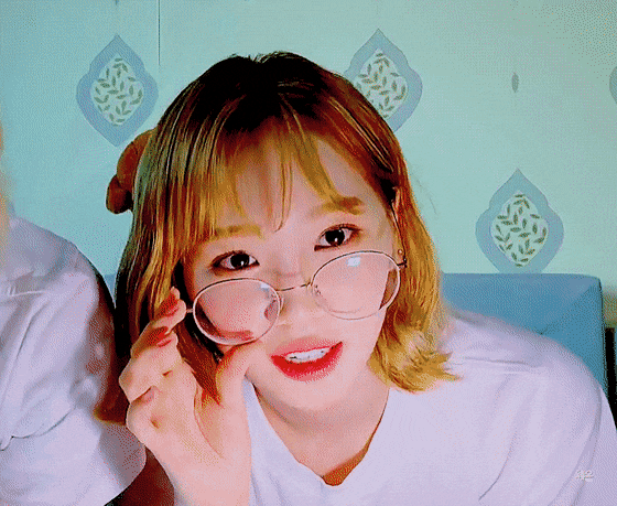 안경쓰니 은근히 이쁜 아이즈원 채원 | 인스티즈