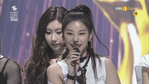 어딘가 조금 이상한 ITZY 채령 모음.gif | 인스티즈