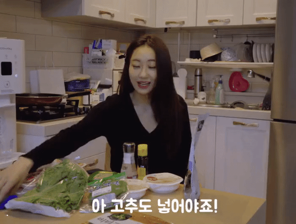 자기가 섹드립쳐놓고 어쩔줄 모르는 경리 누나......gif | 인스티즈