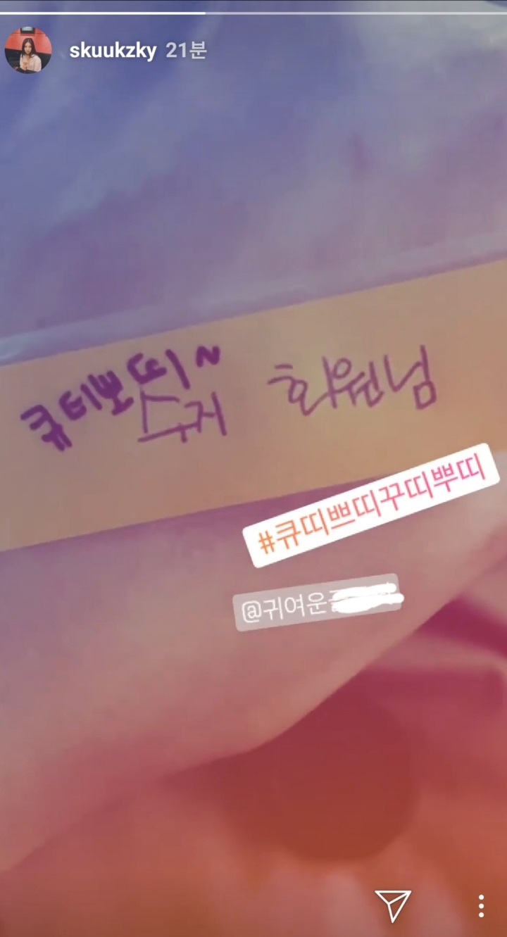 백두산 시사회에서 수지가 받은 꽃다발들 | 인스티즈