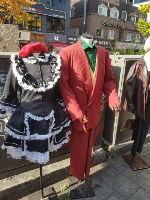 홍대에서 이미 팔고있는 조커룩.jpg | 인스티즈