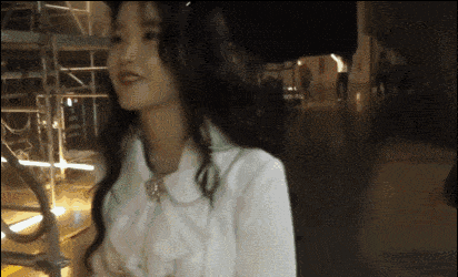 지나가면서 아이유한테 시비거는 댄서.gif | 인스티즈