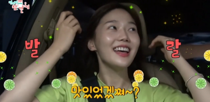 얼굴 표정 극명하게 차이 나는 오마이걸 매니저ㅋㅋㅋ.jpg | 인스티즈