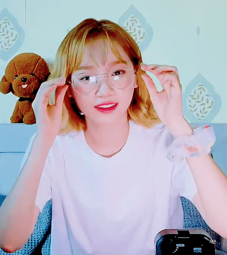 안경쓰니 은근히 이쁜 아이즈원 채원 | 인스티즈