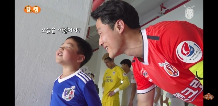 제주유나이티드 김호남 당황시키는 어린이 | 인스티즈