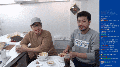 잘생긴 사람은 웃을 때 옆사람 어깨에 머리를 꽁 박는다?!? | 인스티즈