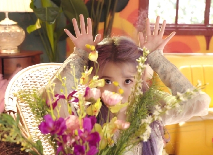 아이유가 꽃 표현할때 시그니처 포즈 | 인스티즈