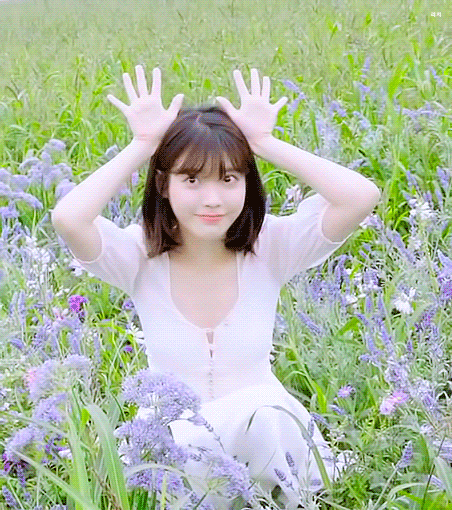 아이유가 꽃 표현할때 시그니처 포즈 | 인스티즈