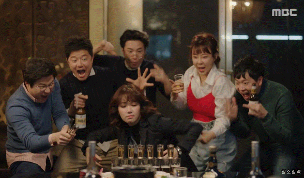 배우 이유리의 폭탄주 제조 실력.gif | 인스티즈