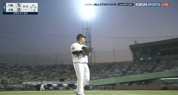 카메라 하나는 기똥차게 잘 쓰는 KBO 중계 수준.GIF | 인스티즈