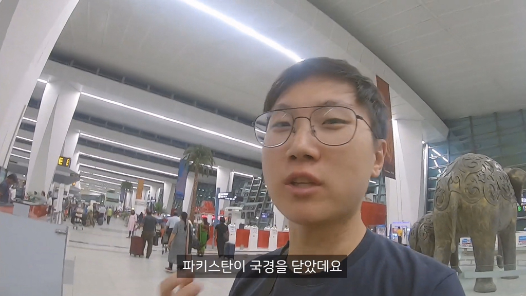 항공편 결항에 대처하는 인도 승무원 | 인스티즈