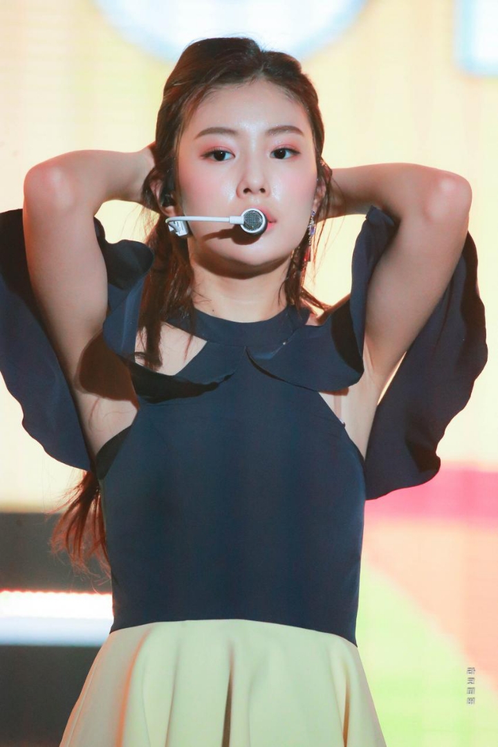 무대에서 땀흘리는 아이즈원 | 인스티즈