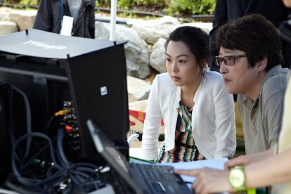 자신의 연기 모니터링하는 배우들 실제 모습JPGIF | 인스티즈