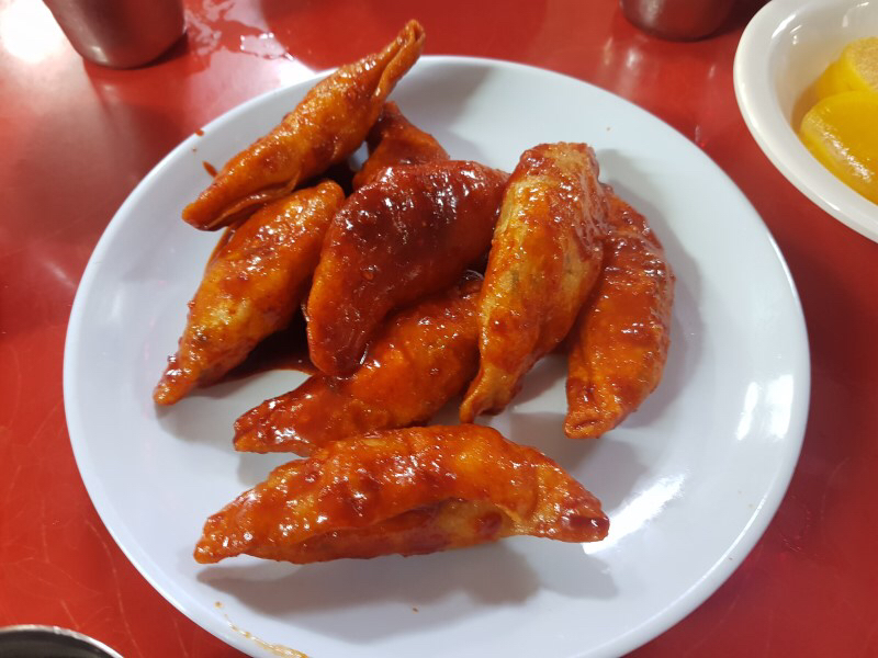 떡꼬치+양념치킨 소스 맛이 난다는 반포 애플하우스 무침군만두.jpg | 인스티즈