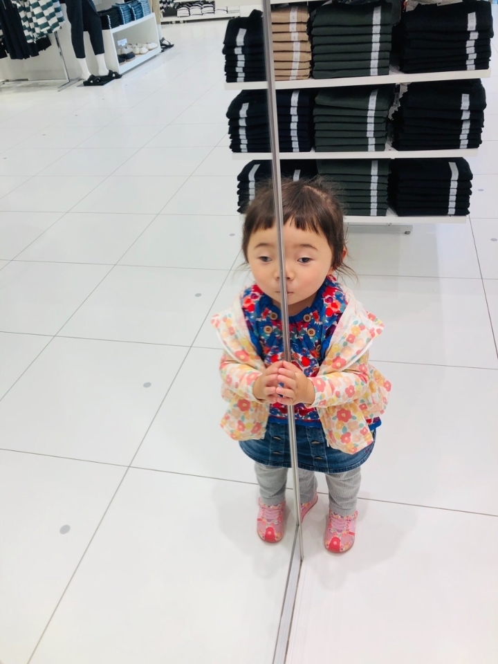 옷매장에서 아이들이 노는 방법 | 인스티즈