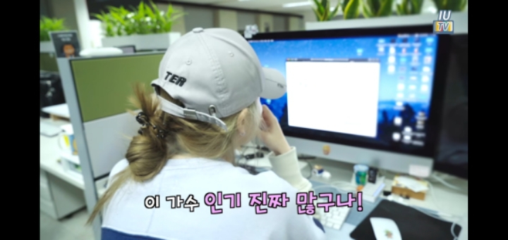 분노의 티켓팅 하는 아이유 | 인스티즈