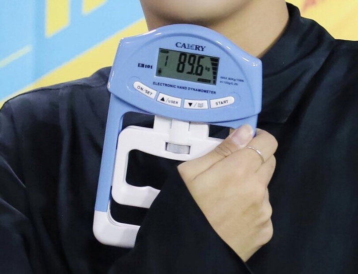 악력이 89.6kg 나오는 남자 아이돌.jpgif | 인스티즈