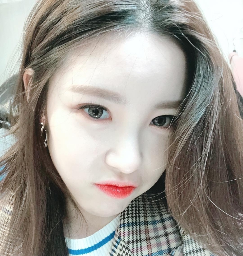 앞머리를 귀뒤로 살짝 넘긴 전효성 최근.JPG | 인스티즈