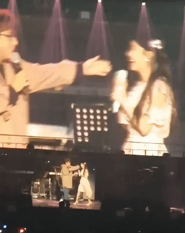 2018 아이유 부산 콘서트 게스트 .GIF | 인스티즈