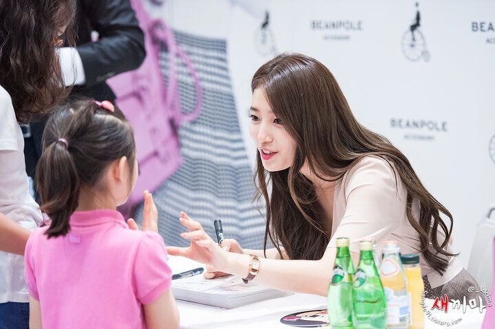 팬들 눈빛으로 조련하는 수지 | 인스티즈