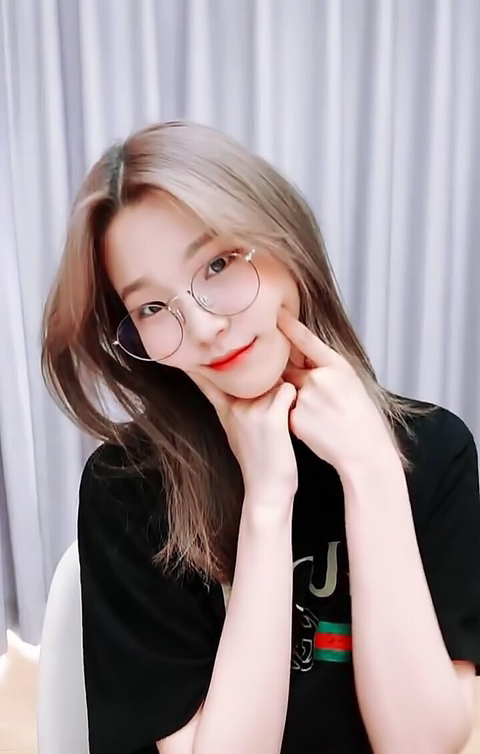 안경 쓴 프로미스나인 백지헌 | 인스티즈