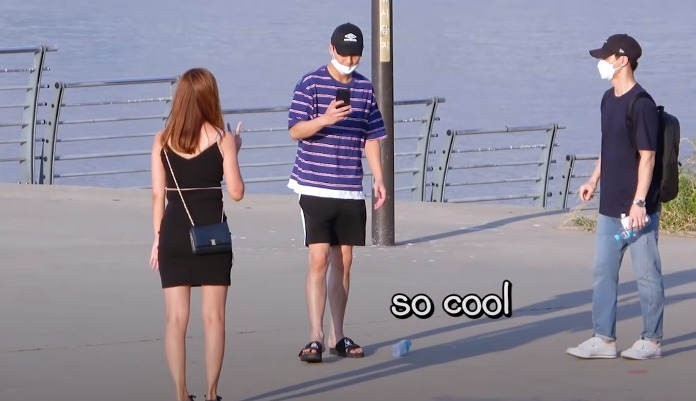 길거리에서 사진 부탁받은 한국인들의 자세 .jpg | 인스티즈