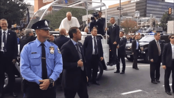 아기교황보고 웃는교황 | 인스티즈