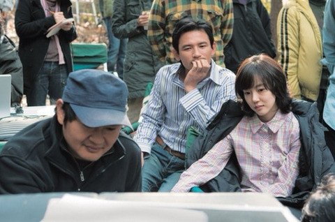 자신의 연기 모니터링하는 배우들 실제 모습JPGIF | 인스티즈