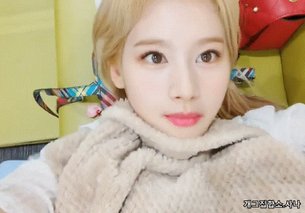 눕방 하는 사나.gif | 인스티즈