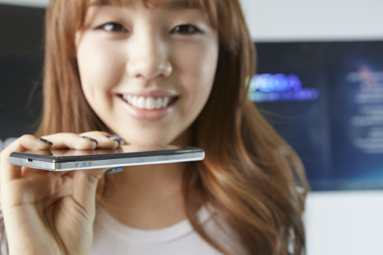 백아연이 홍보했던 스마트폰 .jpg | 인스티즈