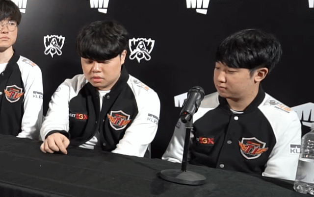 칸 인터뷰 손짓 풀버전.gif | 인스티즈