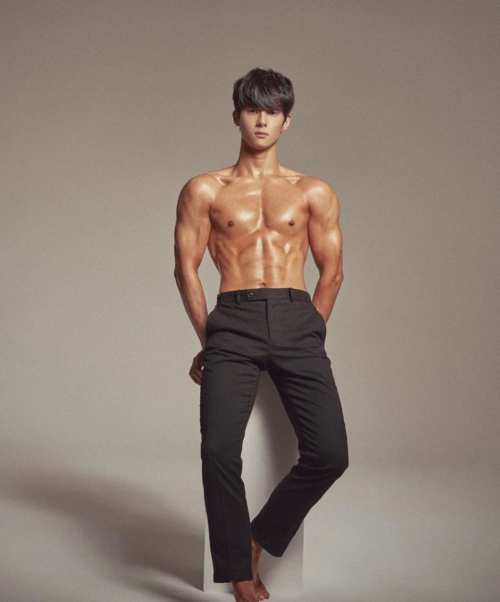 헬스장에서 운동 하는 유튜버 노잼봇.gif | 인스티즈