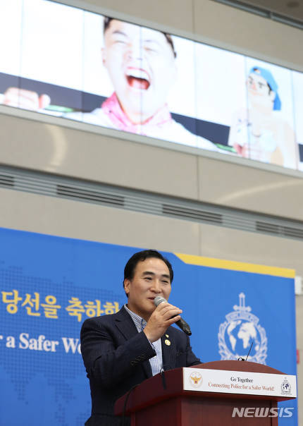 인터폴 총재 기자회견 상황 | 인스티즈