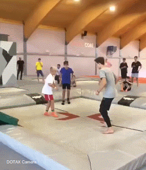 트램펄린에서 친구 날리기.gif | 인스티즈