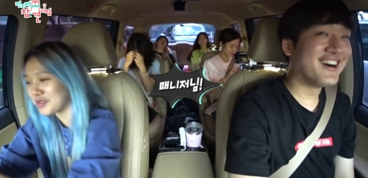 얼굴 표정 극명하게 차이 나는 오마이걸 매니저ㅋㅋㅋ.jpg | 인스티즈