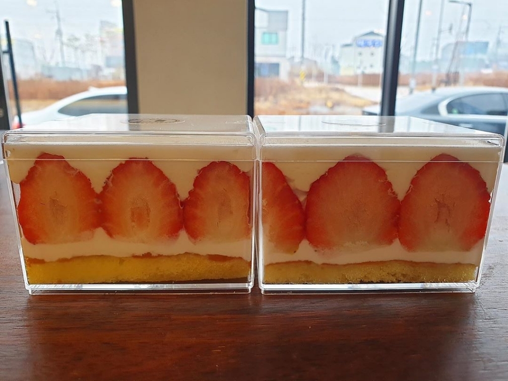 요즘 인스타에서 유행하는 떠먹는 딸기생크림케이크.......jpg | 인스티즈