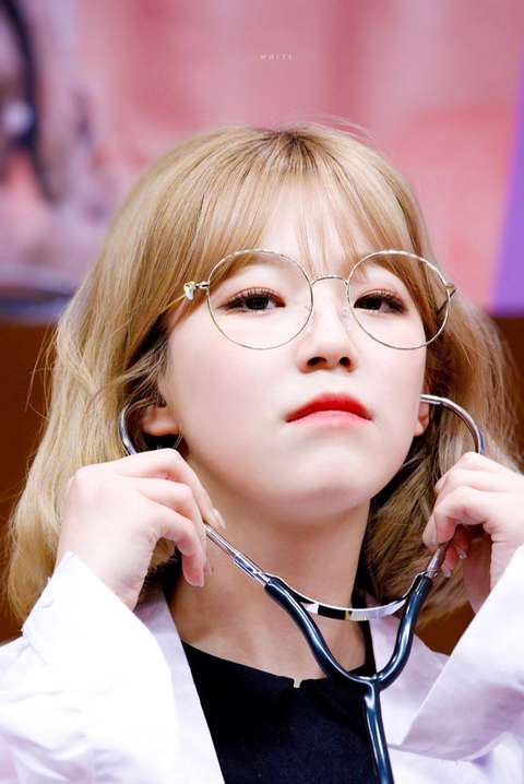 안경 쓴 프로미스나인 백지헌 | 인스티즈