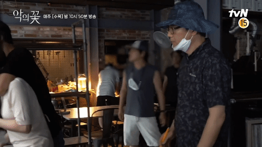 눈 껌뻑거리는 문채원이 귀여운 이준기 | 인스티즈