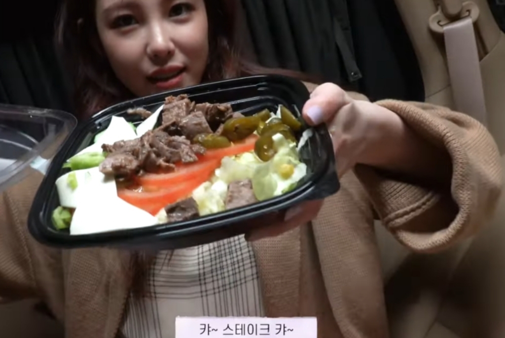 차에서 밥먹는 전효성........jpg | 인스티즈