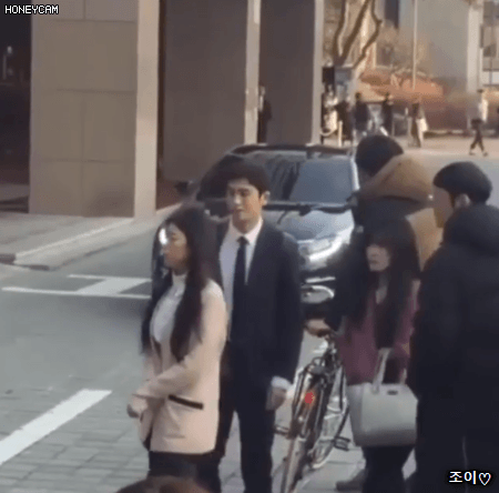 "박형식 잘생겼네" 하는데 토스트 먹으며 유유히 지나가는 장동건.gif | 인스티즈