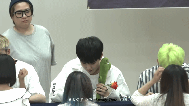 팬잘알인 아이돌 스탭 ㅋㅋㅋㅋㅋ.gif | 인스티즈