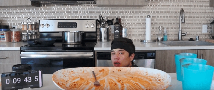 야심차게 불닭볶음면 15개 푸드파이터 하는 외국 유튜버 | 인스티즈