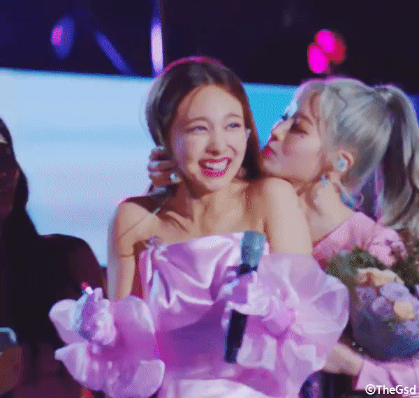 뽀뽀하는 트와이스 | 인스티즈
