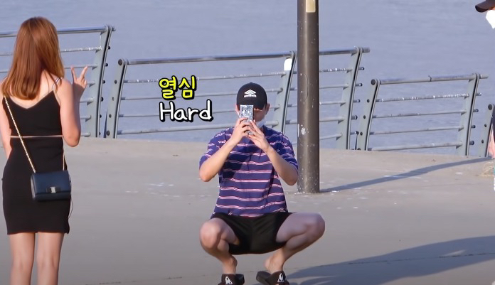 길거리에서 사진 부탁받은 한국인들의 자세 .jpg | 인스티즈