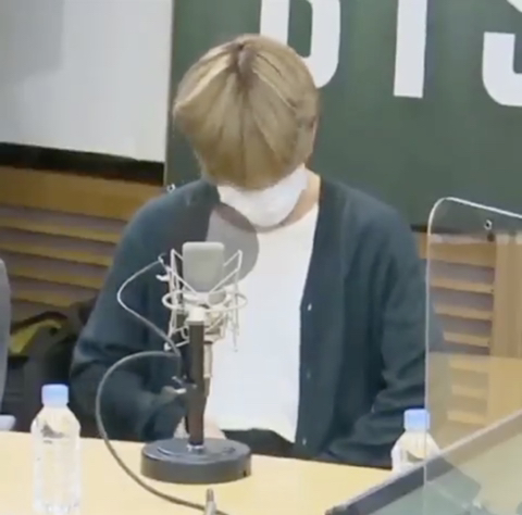 보이는 라디오인지 모르고 바지 지퍼 정리한 방탄 뷔ㅋㅋㅋㅋ | 인스티즈